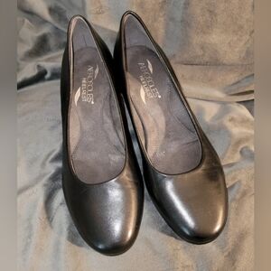 Aerosole Black Heels Size 5 1/2 M Red Hot Round Toe Nonslip Kitten Heel